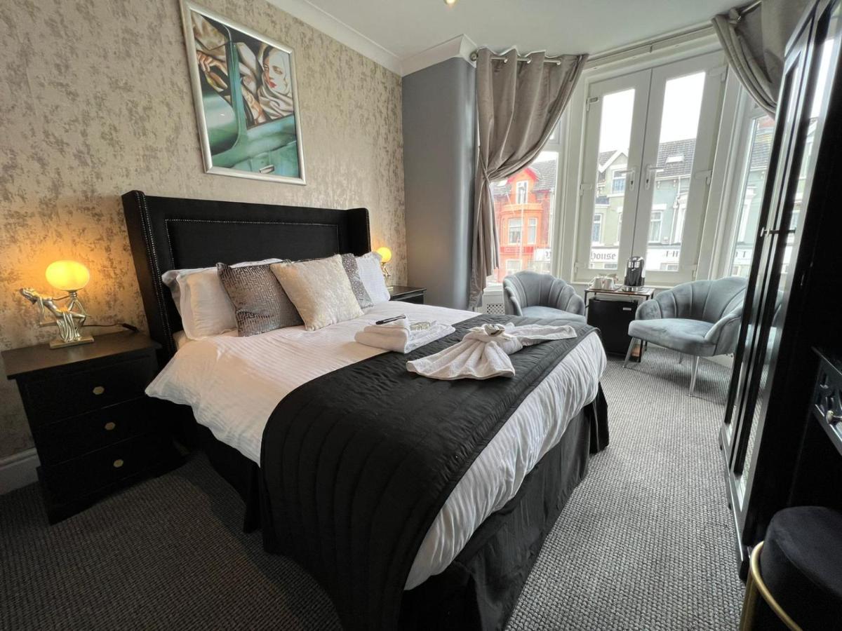 Mcgraths & Public Bar Hotel Blackpool